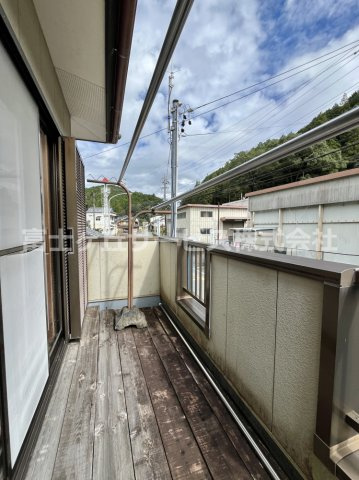 【バルコニー】 | 森町三倉　中古住宅 | 2階の和室から出られるベランダです。物干し竿を備え、日当たりが良く洗濯物や布団もよく乾きます。目の前には山々の緑が広がり、季節ごとの景色を楽しめるのも魅力。のどかな集落の風景を一望できます。