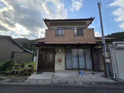 【外観】 | 森町三倉　中古住宅 | 森町三倉の山あいに建つ木造2階建て。土地約50坪・延床約46坪のゆとりある住まいで、玄関前に駐車スペースもあります。緑に囲まれた静かな環境で、田舎暮らしやセカンドハウスに最適です。現況引渡し。