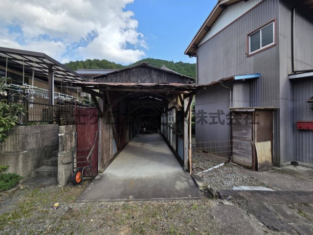 【駐車場】 | 森町三倉　中古住宅 | 敷地内にある屋根付きの作業小屋です。床はコンクリート敷きで、農機具や薪、アウトドア用品の収納に便利。雨の日でも作業ができ、DIYや家庭菜園の拠点としても活用できます。田舎暮らしにおすすめです。