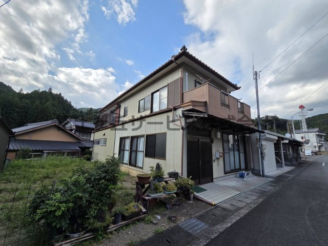 【外観】 | 森町三倉　中古住宅 | 平成9年に増築された木造2階建ての外観。和瓦の屋根に、窓が多く採光に配慮した造り。2階には2か所のベランダを備えています。前面道路に面し、山並みを望む穏やかな集落の中にあり、静かな暮らしが送れます。