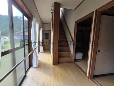 【内装】 | 森町三倉　中古住宅 | 大きな窓から光が差し込む明るい廊下です。窓沿いと階段には手すりが付いており、ご高齢の方も安心して移動できます。木目の美しい柱や階段が落ち着いた雰囲気を演出し、廊下から各和室へスムーズに行き来できます。