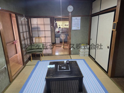 【居間・リビング】 | 森町三倉　中古住宅 | 台所に隣接する6帖の和室居間です。家事をしながら家族の様子が見渡せ、食事やくつろぎの場として使いやすい配置です。天袋付きの押入があり収納も十分。廊下側は引き戸で仕切られ、開け放てば広く使えます。