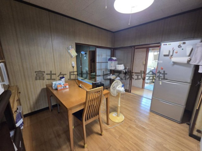 【キッチン】 | 森町三倉　中古住宅 | フローリング敷きのダイニングキッチン。ダイニングテーブルを置いても余裕のある広さで、隣接する和室の居間とは引き戸でつながります。洗面脱衣室にも直接行き来でき、料理と洗濯を同時にこなせる家事動線です。