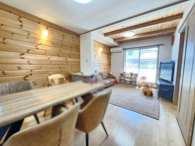 向日市森本町薮路52-29のダイニング|木目の壁と天井の梁がアクセントになった、落ち着きのある空間です。