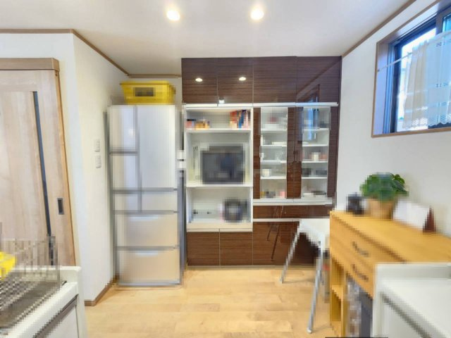 向日市森本町薮路52-29の収納|食器棚も備わっており、食器や調理器具をすっきり収納できます。