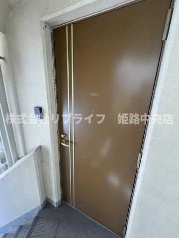 ベルフラワー岡町の玄関
