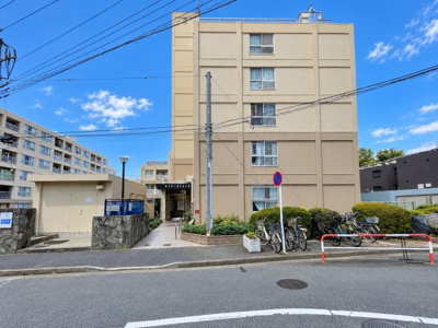 【外観】 | 篠原コーポラス A棟　新横浜駅まで10分/リノベ履歴あり/幼児・児童プールあり | ◆住宅ローンのご相談や周辺環境のご案内も含め、ローンに詳しい、地元に詳しいスタッフがお出迎えさせていただきます。お気軽にご相談ください。