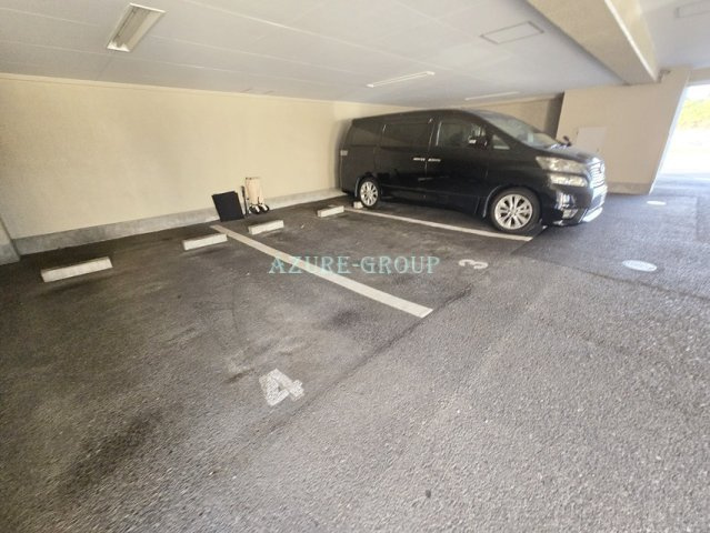 ライズウィステリアの駐車場