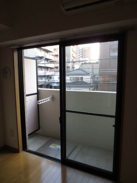 ＴＡＫＡＨＡＳＨＩ　ＭＡＮＳＩＯＮⅡの寝室|洗濯物が外から見えないよう物干金具は下についています