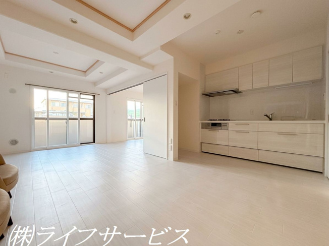 【居間・リビング】 | キングマンションアンティオーネ御幣島ウェストヴェール | ＬＤＫ14.6帖／リビングルームはスタイリッシュな折り上げ天井！お部屋が広く感じられます！（AIによる加工をしています）