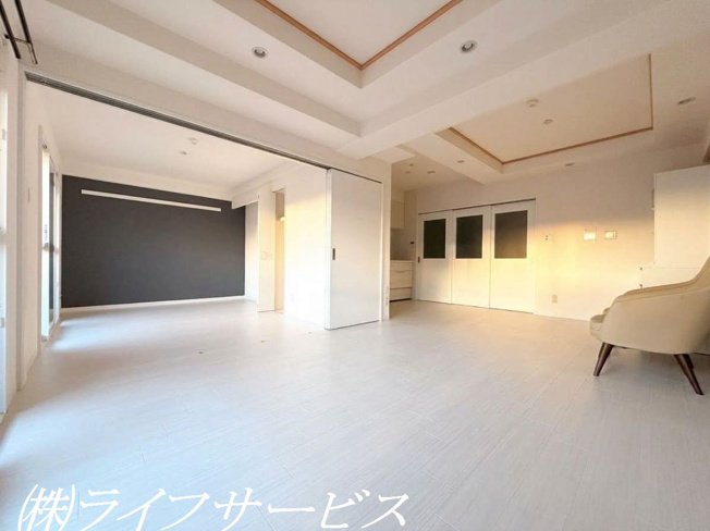 【居間・リビング】 | キングマンションアンティオーネ御幣島ウェストヴェール | ＬＤＫ14.6帖／リビングルームはスタイリッシュな折り上げ天井！お部屋が広く感じられます！（AIによる加工をしています）