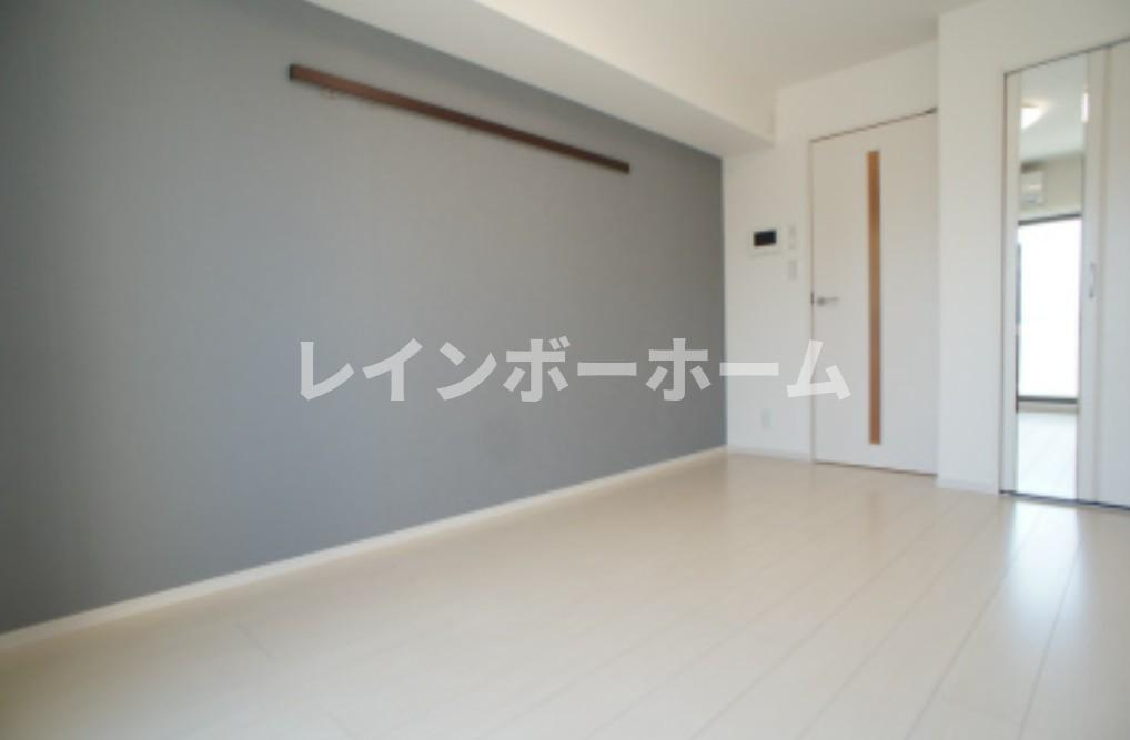 市川市東菅野３丁目のアパートの居間・リビング