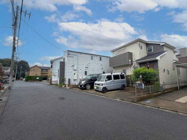 練馬区石神井台2丁目　土地43坪×建物32坪　都立公園至近の前面道路含む現地写真