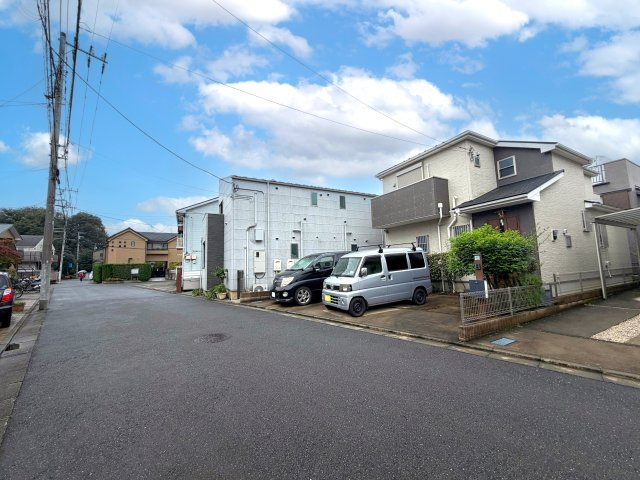練馬区石神井台2丁目　土地43坪　中古戸建の前面道路含む現地写真