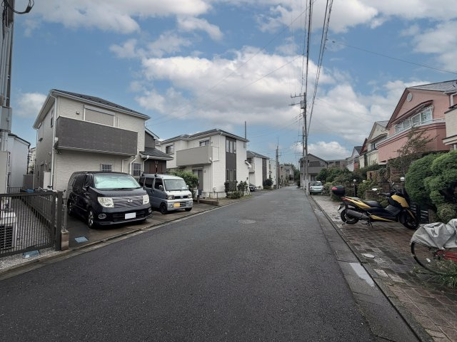 練馬区石神井台2丁目　土地43坪×建物32坪　都立公園至近の前面道路含む現地写真