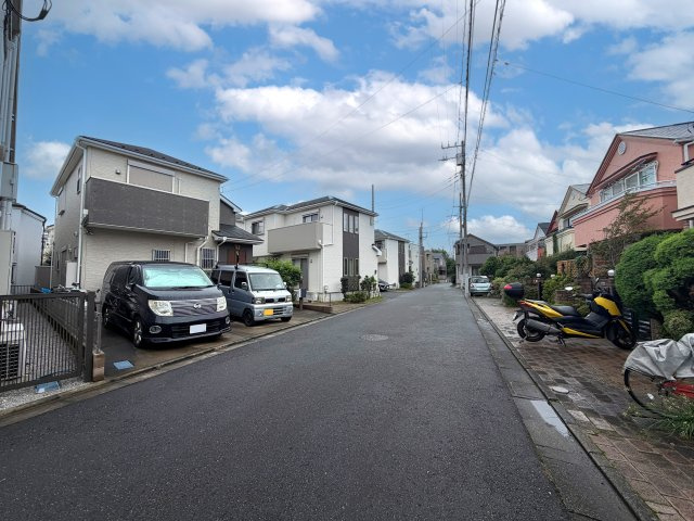 練馬区石神井台2丁目　土地43坪　中古戸建の前面道路含む現地写真