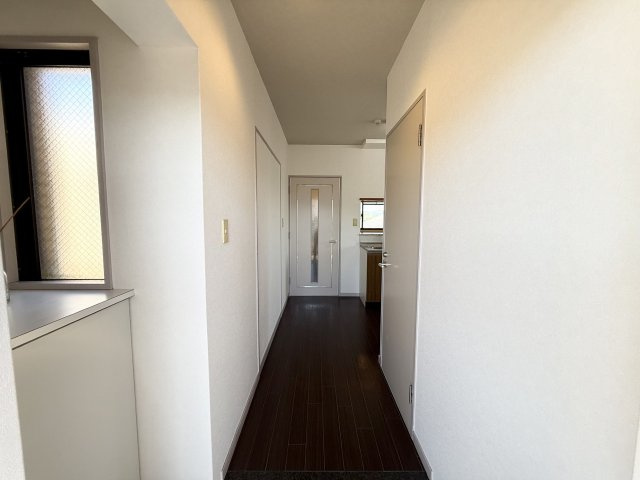 ホーユウパレス京都桂の玄関|右側の開き戸はトイレです。