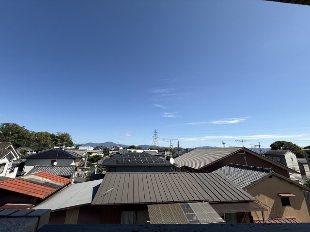 ホーユウパレス京都桂の展望|バルコニーからの眺望です。東を向いて撮影しています。4階部分で遮るものが無いので洗濯物がよく乾きます。