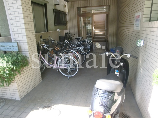 メゾン・ボヌールのその他共用部分|敷地内自転車置けます。