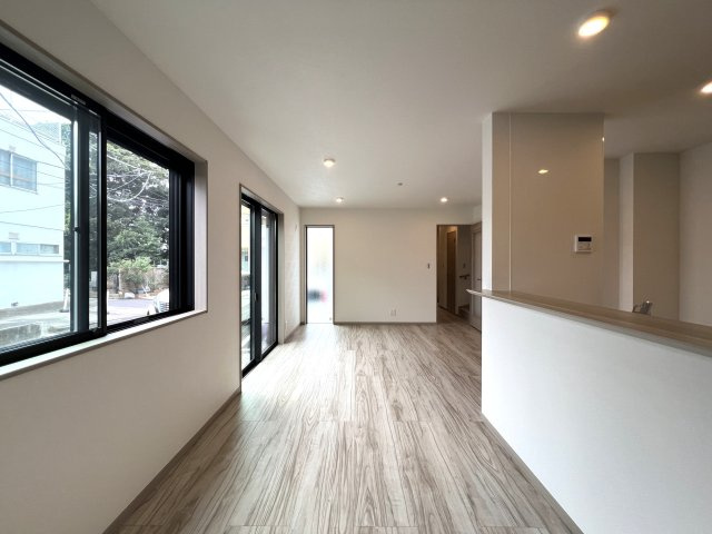 ここは横浜の中の横浜。歴史ある街、山手。港を見下ろす高台に広がる、異国情緒と緑豊かな美しい邸宅街。【中区西之谷町新築戸建】の居間・リビング|おしゃれなリビングです
