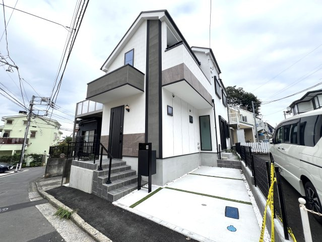 ここは横浜の中の横浜。歴史ある街、山手。港を見下ろす高台に広がる、異国情緒と緑豊かな美しい邸宅街。【中区西之谷町新築戸建】の外観|外観もきれいです