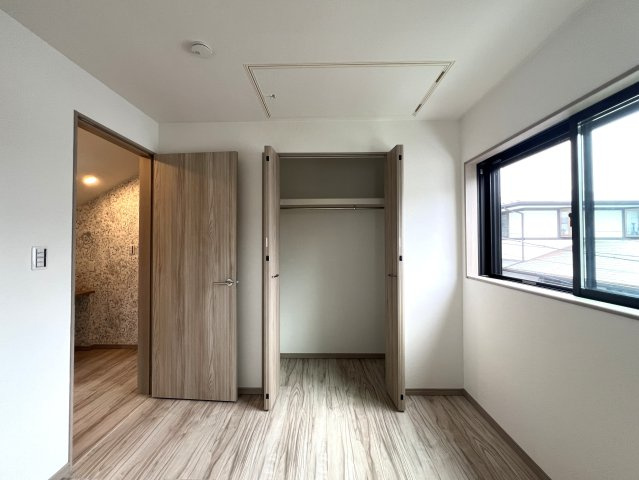 ここは横浜の中の横浜。歴史ある街、山手。港を見下ろす高台に広がる、異国情緒と緑豊かな美しい邸宅街。【中区西之谷町新築戸建】の洋室|スタンダードな洋室です