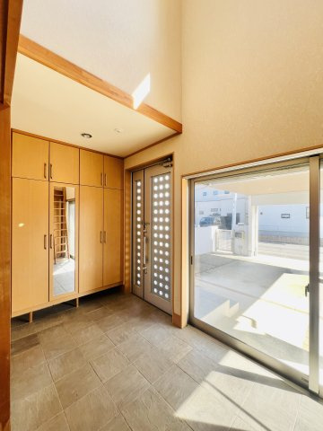 前橋市荒牧町の玄関|広々玄関は、数人横並びになってもゆとりの空間♪