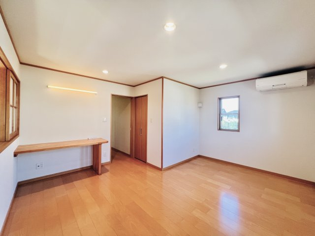 前橋市荒牧町の洋室|9帖の洋室は、大きなベッドを設置してもゆとりのある空間◎
WIC付き