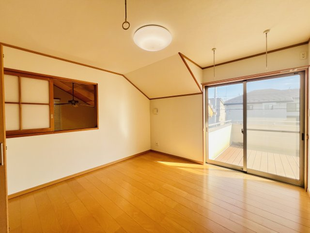 前橋市荒牧町の洋室|バルコニーへも行き来できる洋室♪