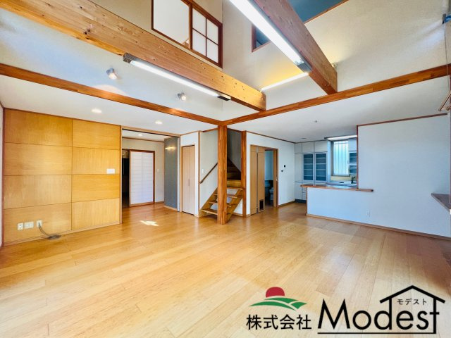 前橋市荒牧町の居間・リビング|吹抜けのあるリビングで開放的♪
