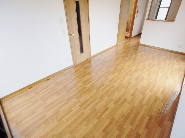 安芸郡府中町柳ケ丘のタウンの居間・リビング