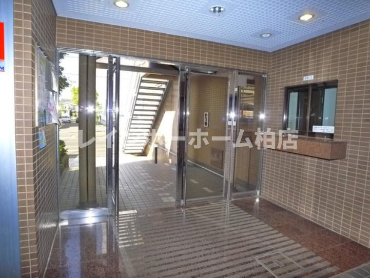 仲介手数料50％半額キャンペーン物件のロビー|落ち着いたロビーです