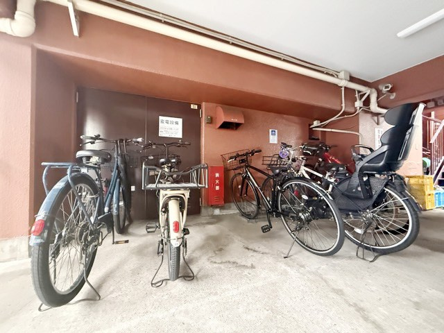 【駐輪場】 | ワコー人形町マンション | 自転車置き場。マンションの共用部にあたります。空きの有無や駐輪料金、各戸の台数制限などについては、改めてお問い合わせください。～即日のご見学可能～　お問合せはお気軽にどうぞ。
