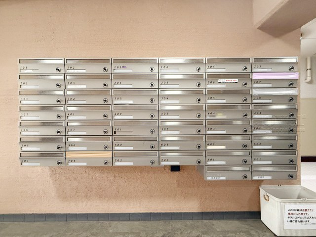 【設備】 | ワコー人形町マンション | 郵便物を受け入れる住民共用のポスト。「集合ポスト」とも呼びます。ここもまた、マンションの「顔」のひとつです。～即日のご見学可能～　お問合せはお気軽にどうぞ。