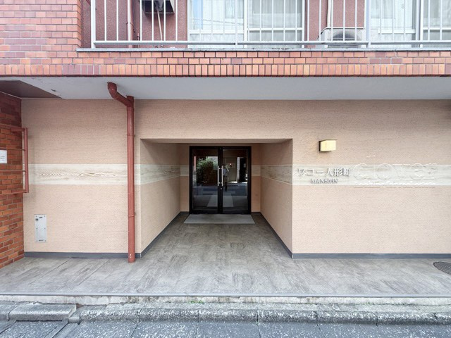 【エントランス】 | ワコー人形町マンション | マンションの正面エントランス。出入りする人間を癒してくれるマンション入り口であり、その建物の「顔」でもあります。～即日のご見学可能～　お問合せはお気軽にどうぞ。