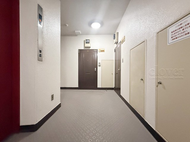 【その他共用部分】 | ワコー人形町マンション | 共用廊下です。ここもきれいに清掃されています。周囲のお部屋の様子も、ぜひ伺ってみてください。～即日のご見学可能～　お問合せはお気軽にどうぞ。