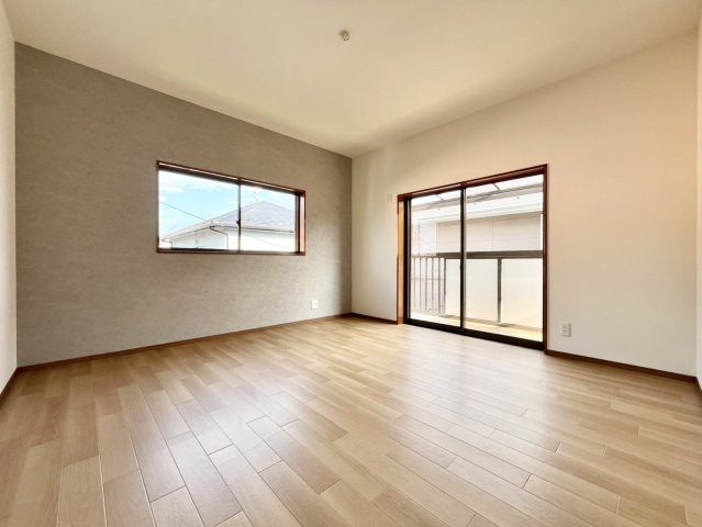 久喜市葛梅 1期 リフォーム物件の洋室|〇洋室　8帖〇
アクセントクロスがお洒落なお部屋♪
2026年10月撮影
