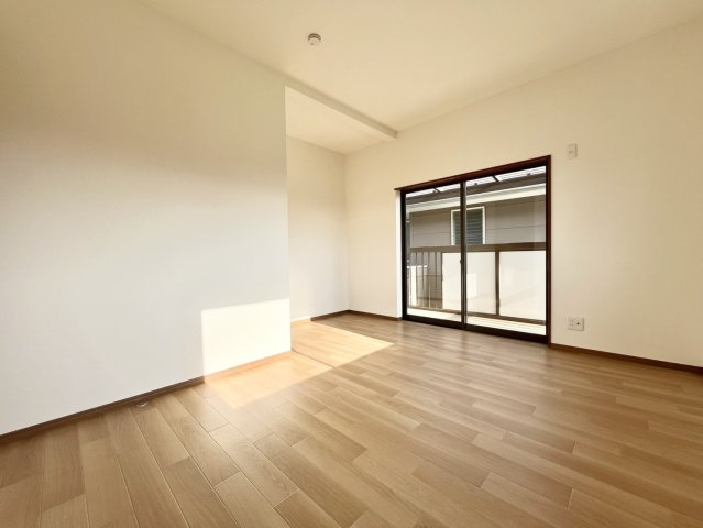 久喜市葛梅 1期 リフォーム物件の洋室|〇洋室　6帖〇
大きな窓で２階居室にもしっかりと陽ざしが届いて明るい室内♪バルコニーにつながるお部屋です（＾＾）
2026年10月撮影