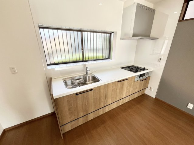 久喜市葛梅 1期 リフォーム物件のキッチン|〇キッチン〇
リフォーム済みシステムキッチン♪窓付きで手元は明るく（＾＾）三口コンロでお料理の準備も捗ります！ 
2026年10月撮影