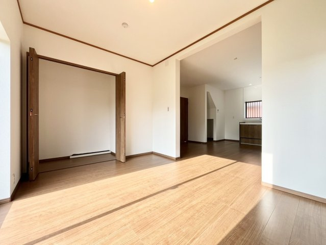 久喜市葛梅 1期 リフォーム物件の洋室|〇洋室　6帖〇
リビングと繋がるお部屋（＾＾）窓から明るい日差しが差し込みます♪
2026年10月撮影