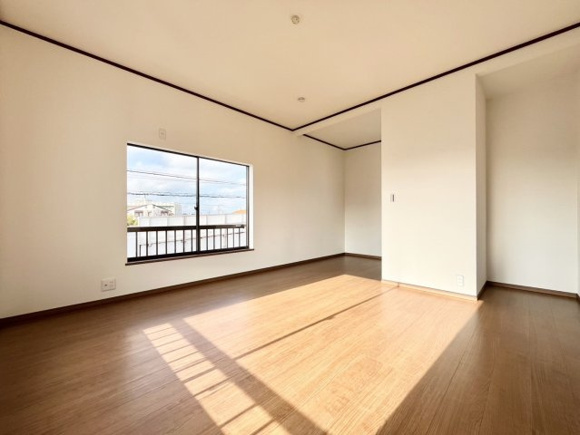 久喜市葛梅 1期 リフォーム物件の洋室|〇洋室　11.5帖〇
大きなベッドを置いてもゆとりのある広さです（＾＾）
2026年10月撮影
