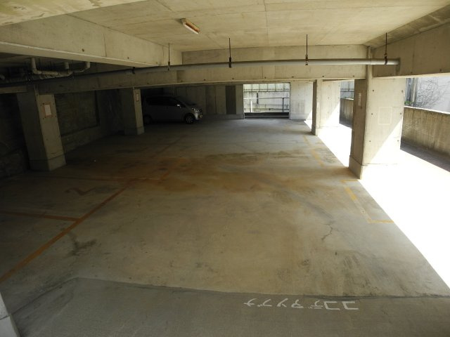 エクセレント愛宕の駐車場