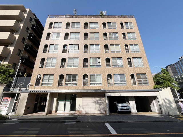 【エントランス】 | 常盤松葵マンション | オートロックを備えた、マンションのエントランス。やはりセキュリティの観点は欠かすことができません。皆様を“安全”に送り出し、出迎えてくれます。～即日のご見学可能～　お問合せはお気軽にどうぞ。