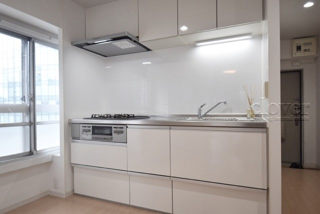 【現況写真】 | 常盤松葵マンション | エントランスに掲げられた、マンション名を示す館銘板。さほど激しく主張はしませんが、しっかりと掲示されています。～即日のご見学可能～　お問合せはお気軽にどうぞ。