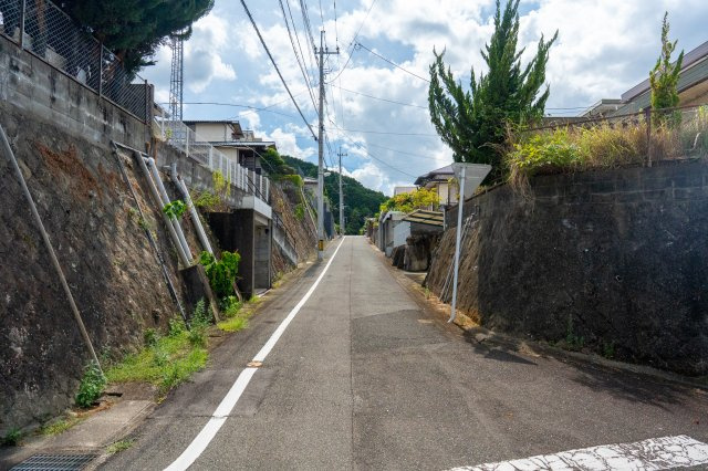 【土地】南区柏原三丁目の前面道路含む現地写真