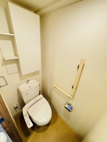 背面収納と手摺りが設置されたトイレ。
令和1年に便座とトイレットペーパーホルダー、クロス張替え施工済み。