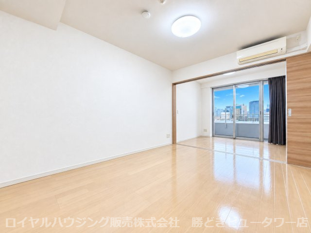 清潔感あるホワイトの壁紙クロスと温もり溢れるナチュラルカラーの床材のリビングダイニング。
