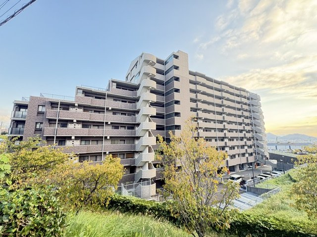 シャリエ三島松が丘　三島市松が丘の外観|開放感のある佇まいと落ち着いた外観が、上質で快適な暮らしを演出します。