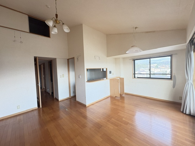 シャリエ三島松が丘　三島市松が丘の居間・リビング|高い天井が印象的な、ゆとりある住空間。ロフトも備えています。