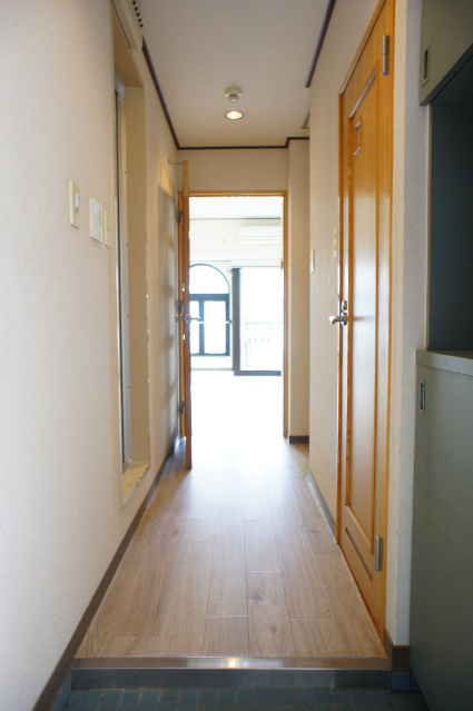 ラパークの玄関|玄関から居室への廊下